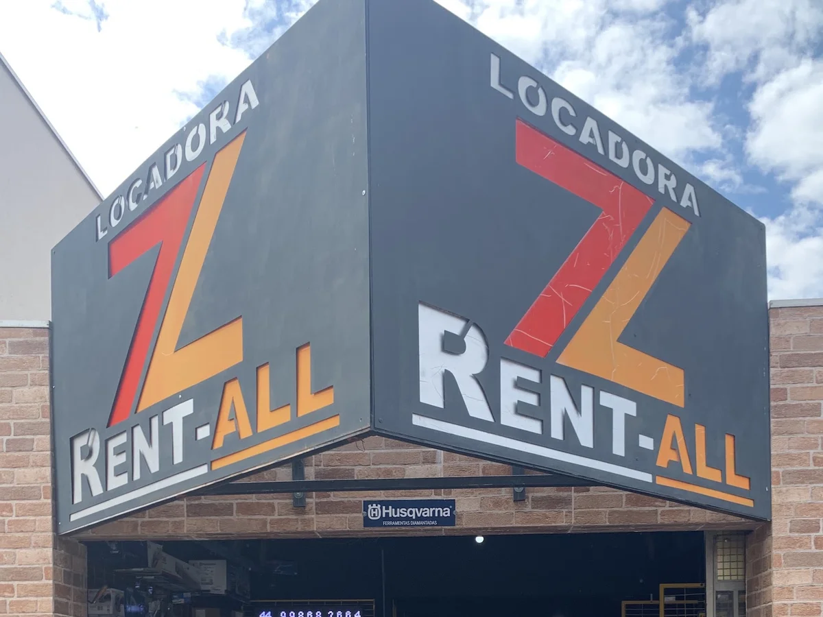 Fachada da loja RentAll em Sabáudia